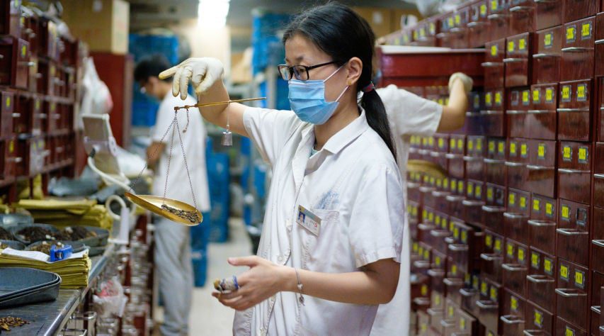 Apothecary mixing traditional Chinese medicine (中药房) at Jiangsu Chinese Medical Hospital in Nanjing 南京, China. Photo by Kristoffer Trolle (CC BY 2.0)