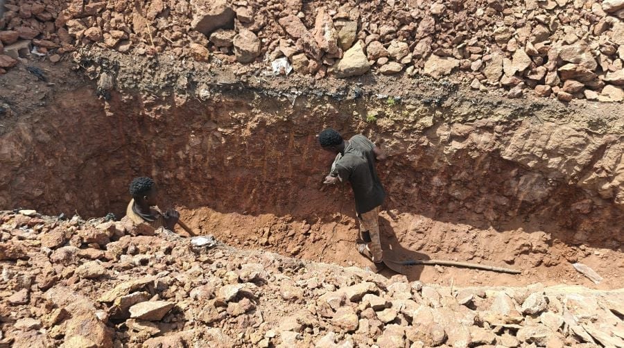 Excavation of a biomedical waste burial pit at a hospital in Mali. Photo credit: SciDev.Net/I. Bissuu