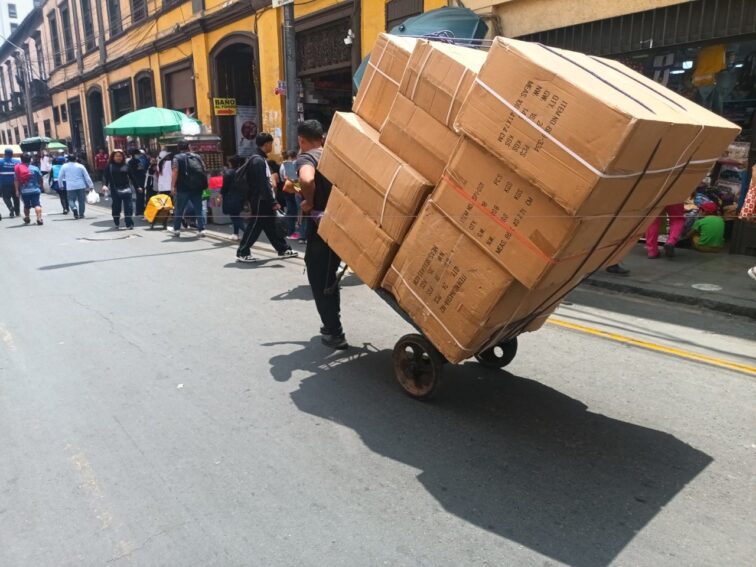 The Lima Chamber of Commerce reported losses of over US$260 million due to counterfeit beauty products in 2024. Copyright: Zoraida Portillo.]