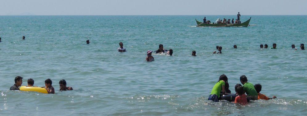 Many families in the Philippines seek some relief from the oppressive heat by heading to the beach. Copyright: risingthermals (CC BY-NC-ND 2.0 DEED).