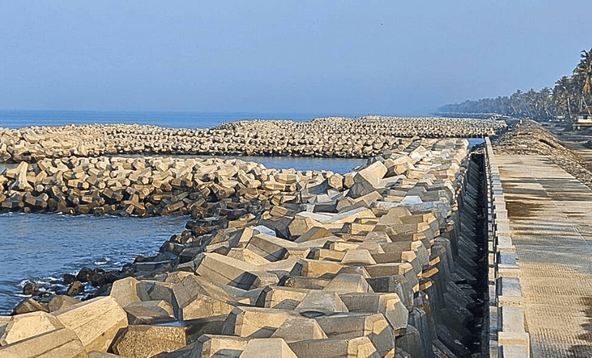 Tidal floods hit Indian lake